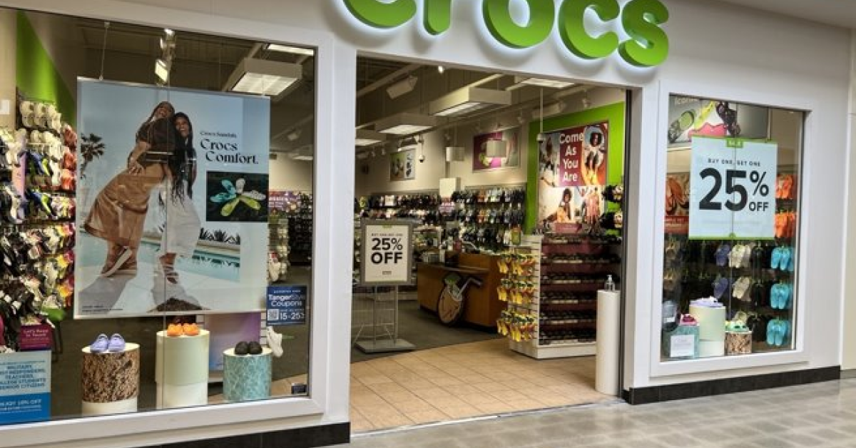 [FOTO] Levi’s și Crocs au lansat o colecție capsulă. Cum arată încălțămintea căptușită cu denim