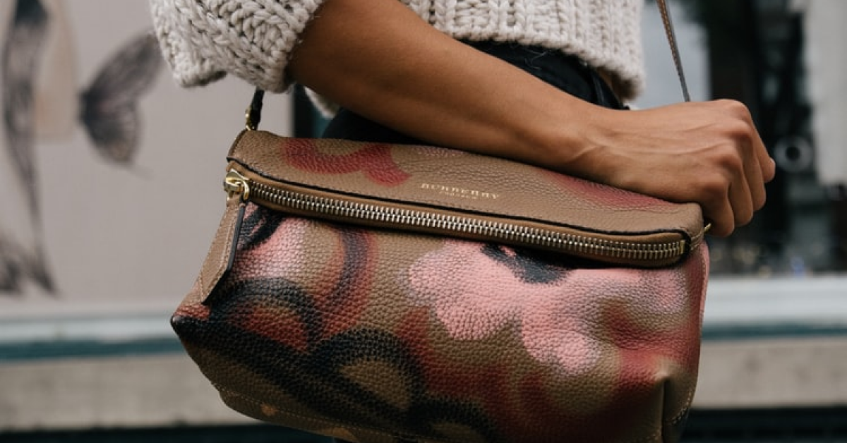 Burberry va concedia 500 de angajați sperând să economisească 55 de milioane de lire sterline