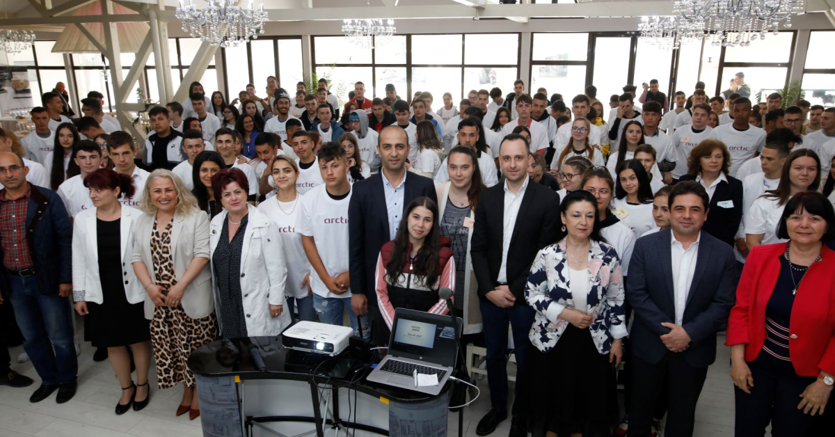 Arctic oferă joburi pe timpul verii și programe de dezvoltare personală pentru elevi și absolvenți de liceu