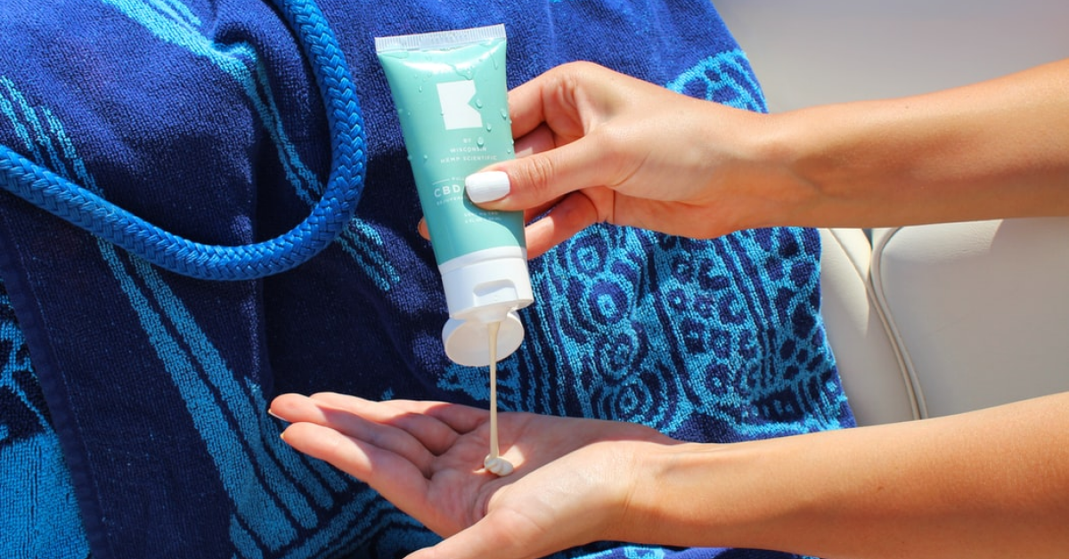 Studiu: 8 din 10 români declară că folosesc produse cosmetice cu SPF doar pe perioada verii