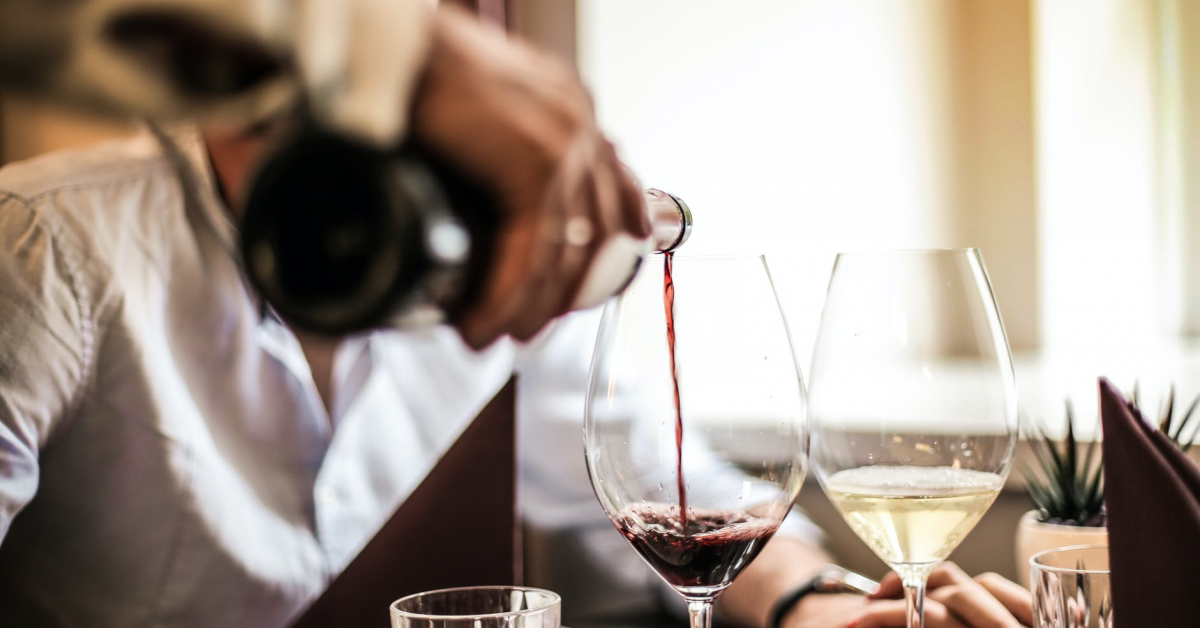 Românii preferă vinul roșu și dulce: 3 din 4 consumatori beau cel puțin o dată pe săptămână