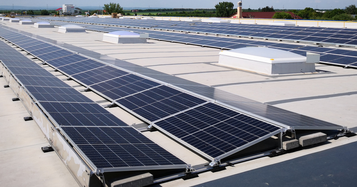  Dedeman instalează centrale electrice fotovoltaice pe acoperișurile magazinelor proprii