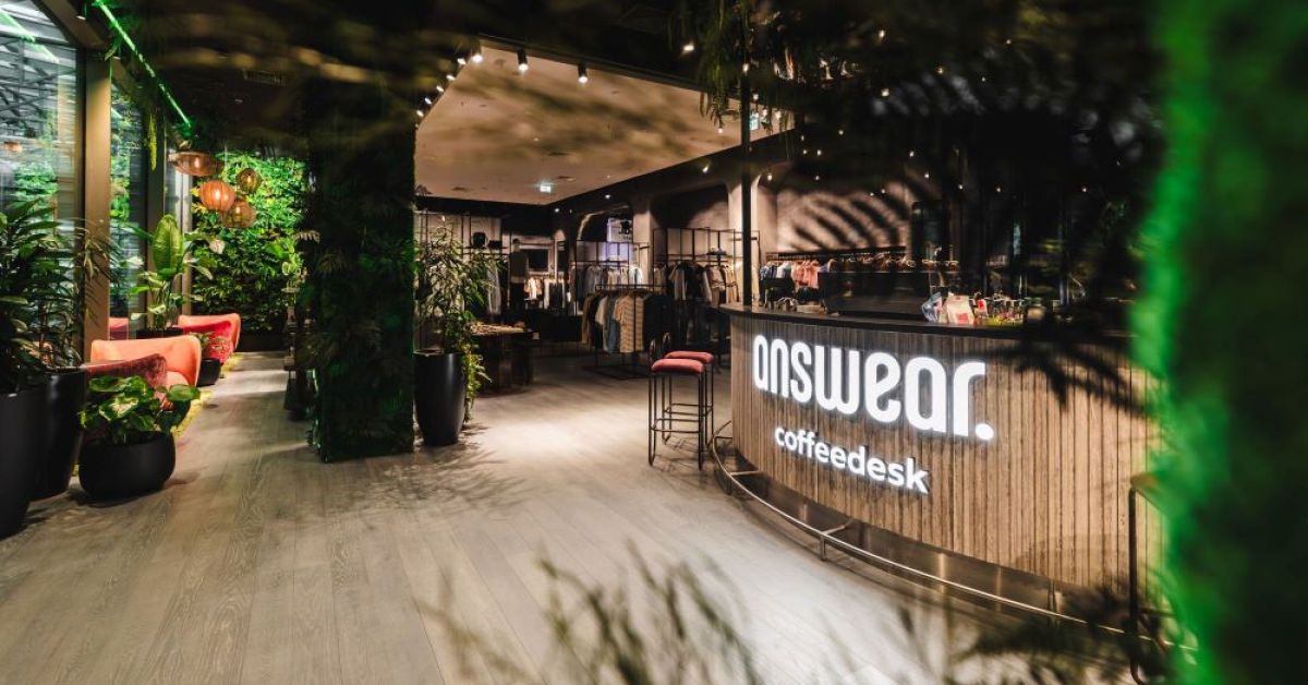 Answear deschide primul său Concept Store: are cafenea, cabine de probă inteligente și servicii de personalizare a hainelor