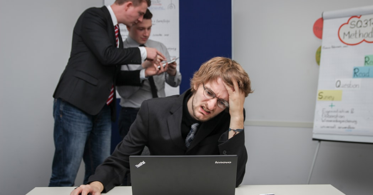 Sondaj: Angajații acuză companiile că nu îi ajută să treacă peste burnout