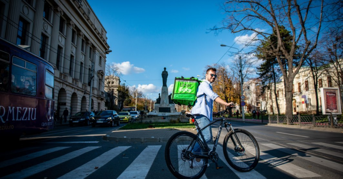 Aplicația de livrare de mâncare Uber Eats se retrage din România din iunie 