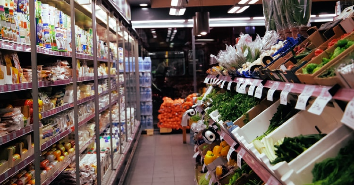 Studiu Nielsen: Crește coșul de cumpărături, dar românii abandonează mărcile preferate pentru produse mai ieftine