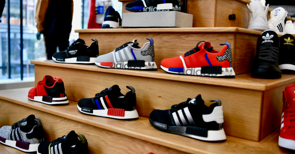 Adidas a pierdut aproape 400 milioane de dolari în trimestrul doi, deși vânzările online s-au dublat
