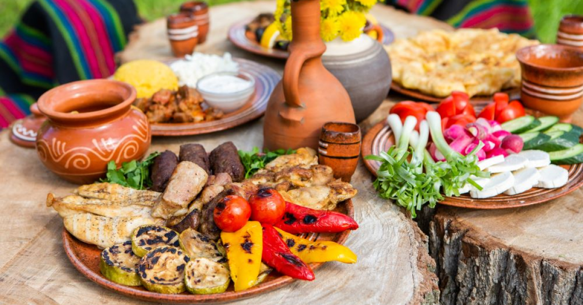 STUDIU | Mâncarea gătită ajunge cel mai des la gunoi: ce fac românii pentru a reduce risipa alimentară