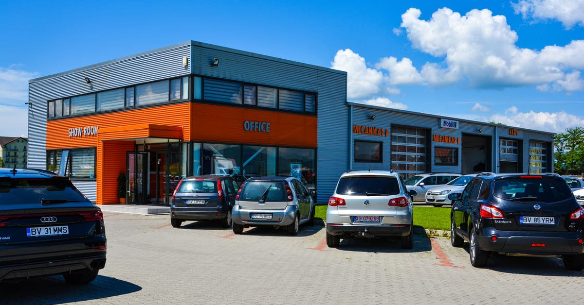 Top 10 caracteristici pe care trebuie să le aibă o hală destinată activităților auto 