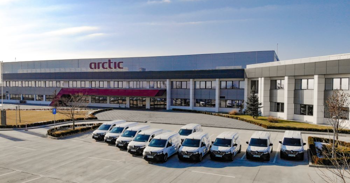 Arctic introduce vehicule utilitare 100% electrice în flota auto destinată rețelei de service-uri  