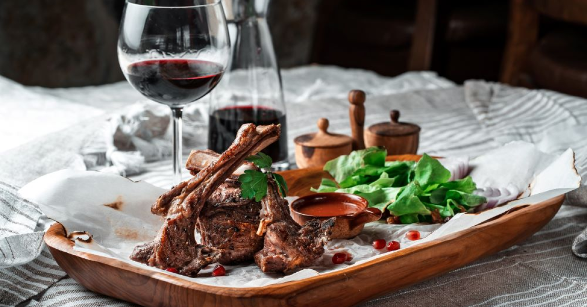 Ouă, cozonac și carne de miel: cum alegem vinul potrivit pentru masa de Paște