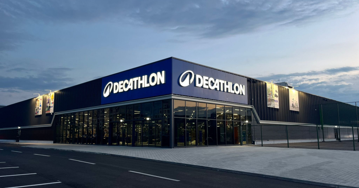 Primul magazin Decathlon modernizat a fost inaugurat în Coresi Shopping Resort. Alte 30 de magazine vor căpăta o nouă imagine de brand