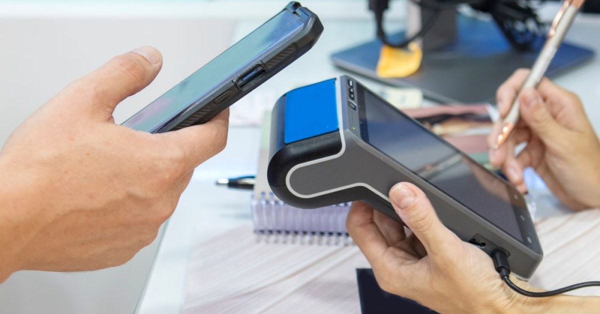 Revoluție comercială în 2024: Plățile biometrice și sesiunile de live shopping câștigă teren