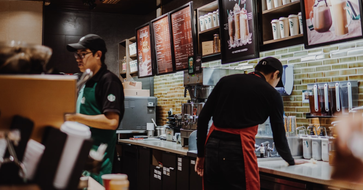 Starbucks cere angajaților săi să se vaccineze împotriva Covid sau să se testeze săptămânal pentru a putea lucra
