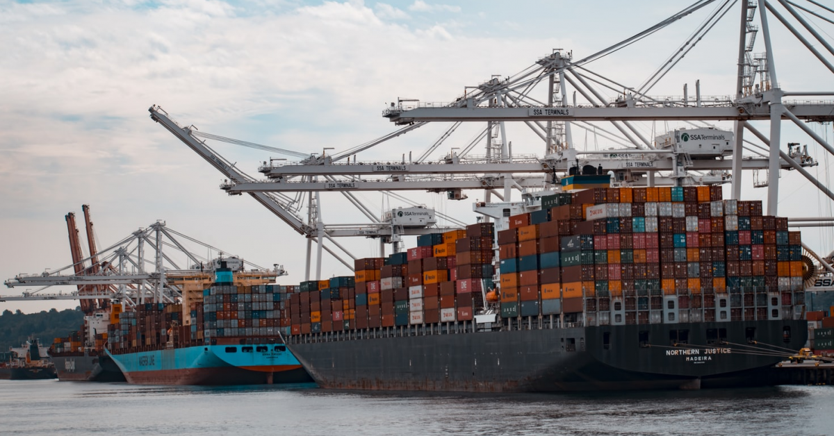 Probleme tot mai mari în lanțurile de aprovizionare, cauzate de transporturile maritime. Ce măsuri anunță Coca-Cola, IKEA, Jysk și H&M