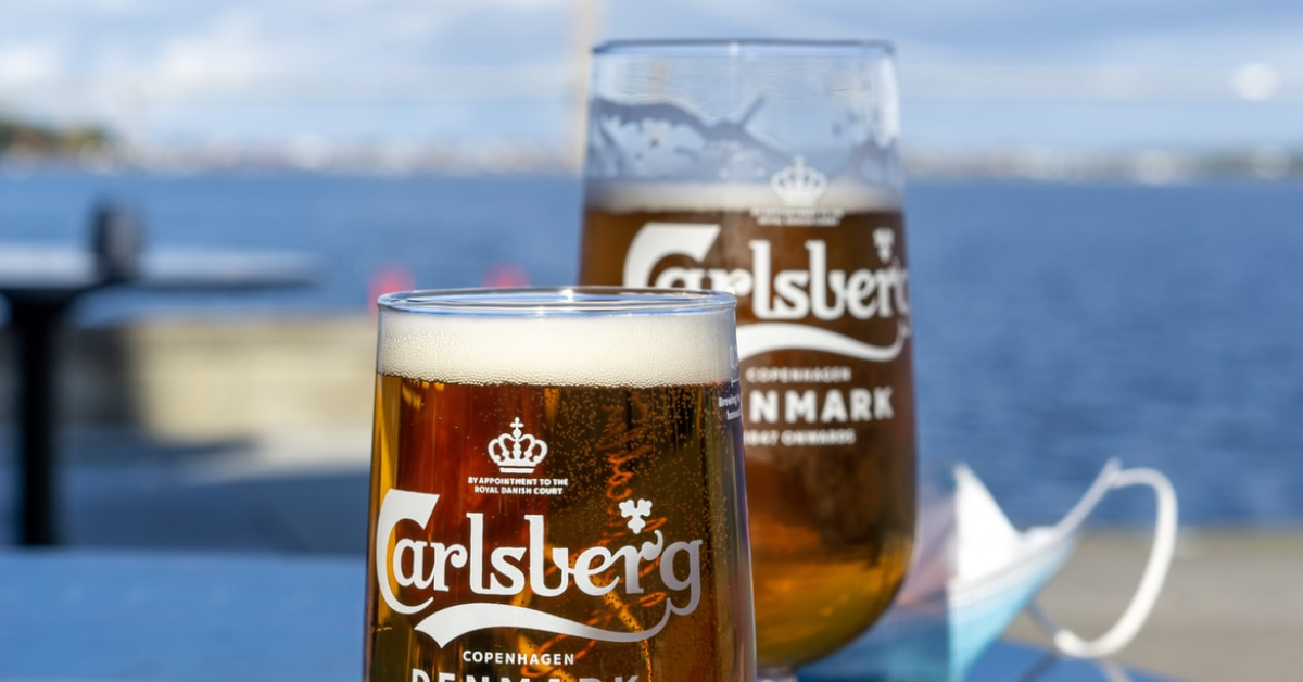 Carlsberg crește prețurile la bere în 2022 și avertizează că vânzările pot fi afectate