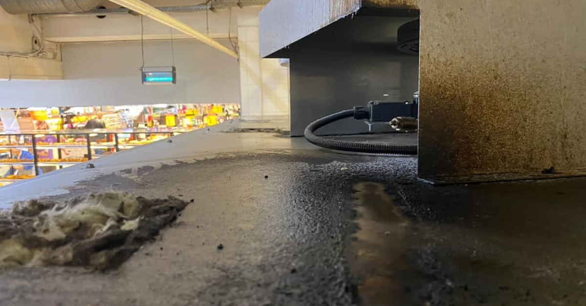 Controale ANPC la Mega Image și Carrefour: amenzi de 13.000 de lei, după ce inspectorii au găsit mizerie și produse mucegăite