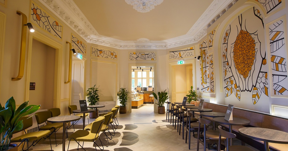 Starbucks a deschis prima sa cafenea stradală într-o clădire istorică din București
