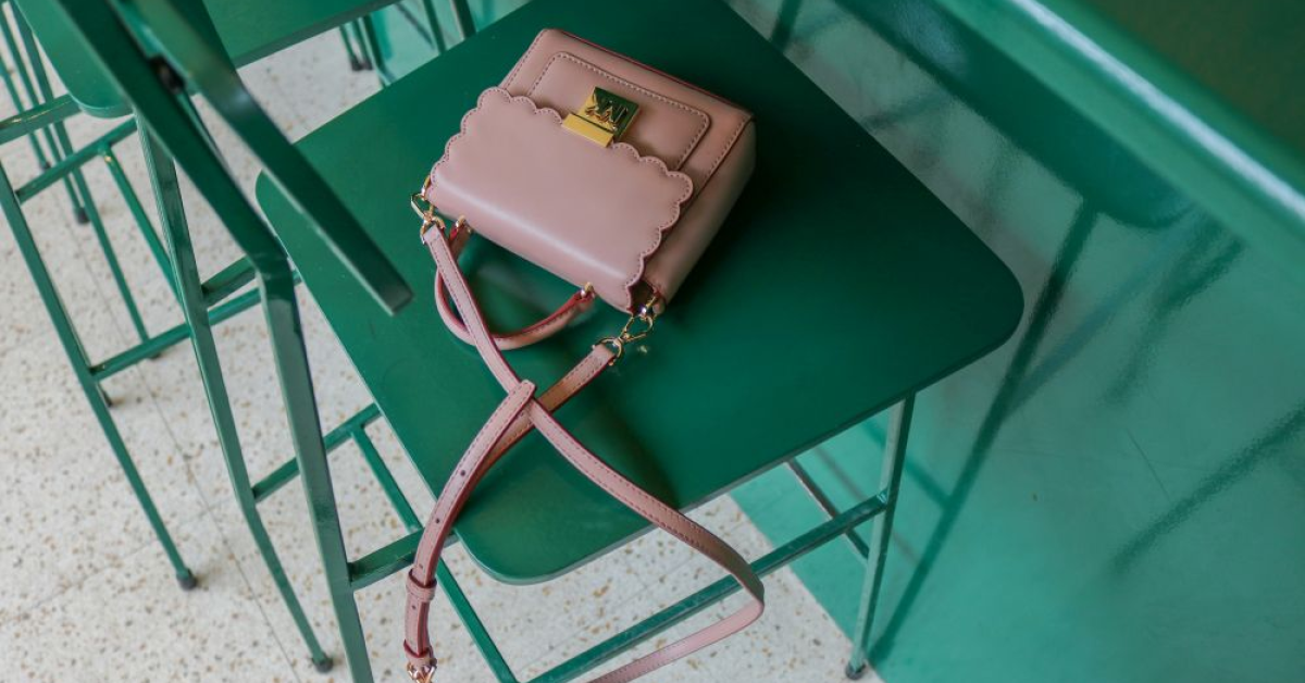 Paradox la Capri Holdings: vânzările scad după vânzarea Versace, dar profitul crește datorită reducerii costurilor