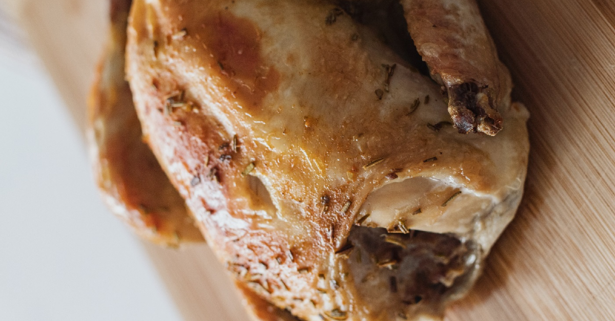 Consiliul Concurenței investighează zece producători de carne de pasăre, printre care Transavia și Agricola, pentru creșterea artificială a prețurilor