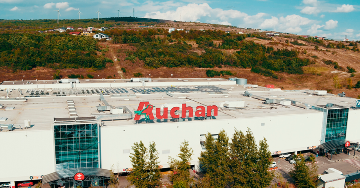 Mai multe panouri fotovoltaice la Auchan: retailerul folosește 60% din energie din surse regenerabile
