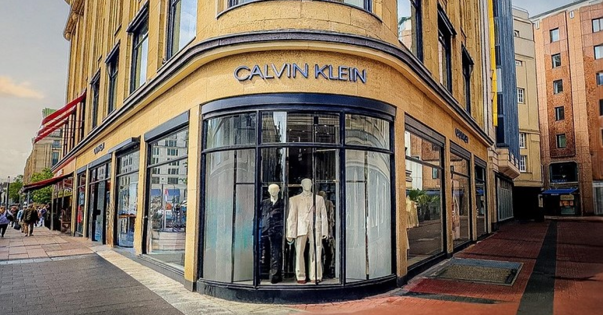 O nouă colecție pentru vara lui 2025 de la Calvin Klein: denimul, în prim plan