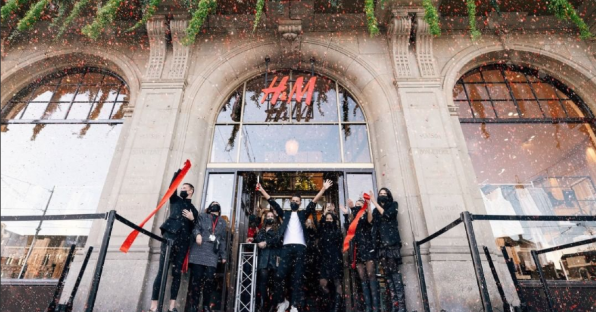 H&M testează un nou concept de magazin în Amsterdam. Retailerul de fashion introduce serviciul de închiriere a articolelor și un scor de sustenabilitate pentru fiecare produs