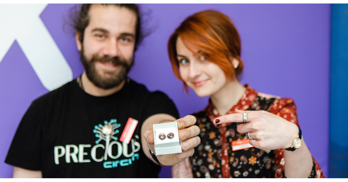 Povestea Precious Circuit, start-up-ul fondat de doi tineri care fac bijuterii din circuite electronice reciclate