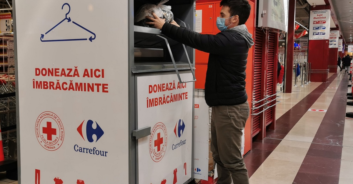Carrefour și Crucea Roșie colectează donații de haine în magazinul Orhideea din București