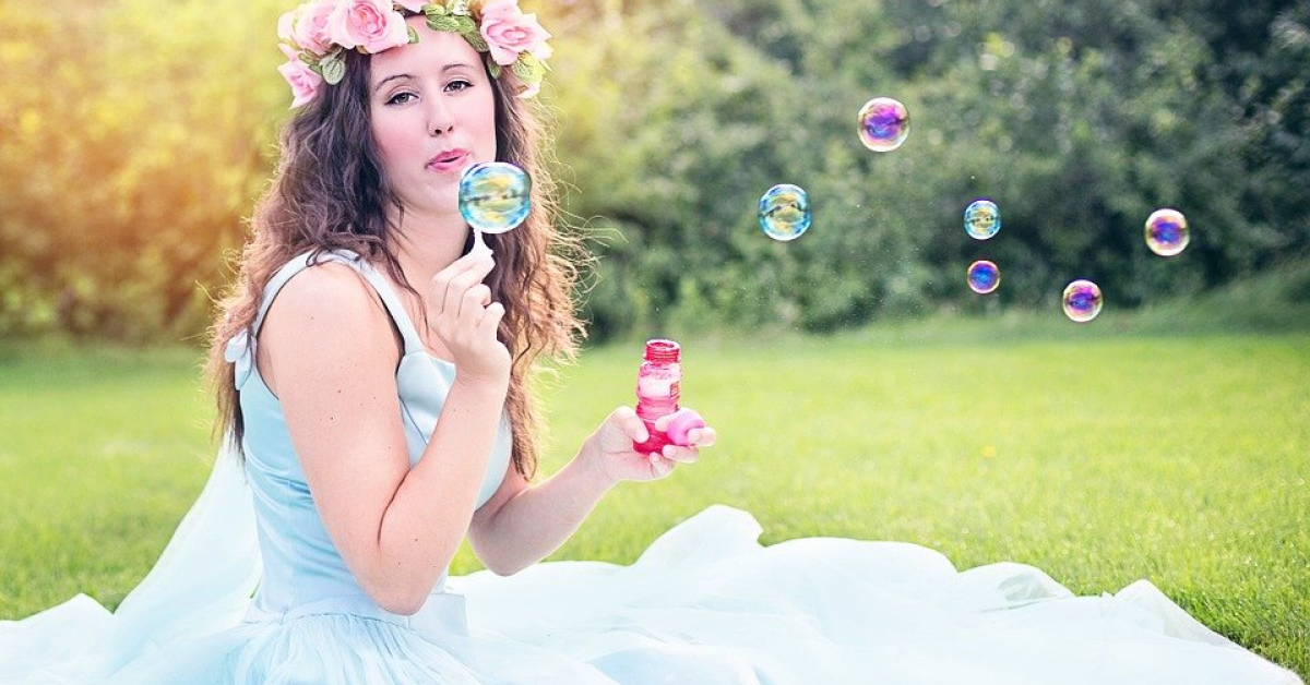 Trusa de ingrijire a pielii, a tenului si a parului vara - ce cosmetice sa nu iti lipseasca in acest sezon