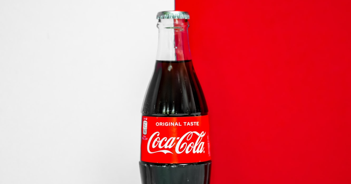 Coca-Cola: 20% din portofoliu este îmbuteliat în PET reciclat, iar toate băuturile răcoritoare, în ambalaje reciclabile. Compania a investit 9,5 milioane de lei în comunitate