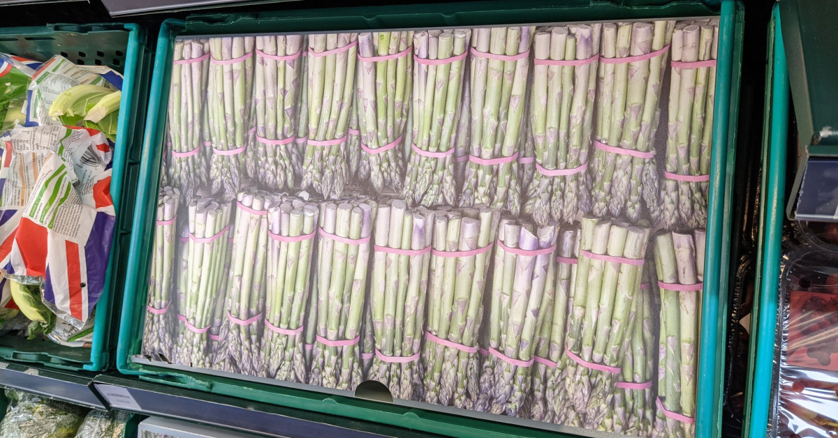 Supermarketurile din Marea Britanie folosesc decupaje din carton pentru a ascunde golurile lăsate de problemele din lanțul de aprovizionare