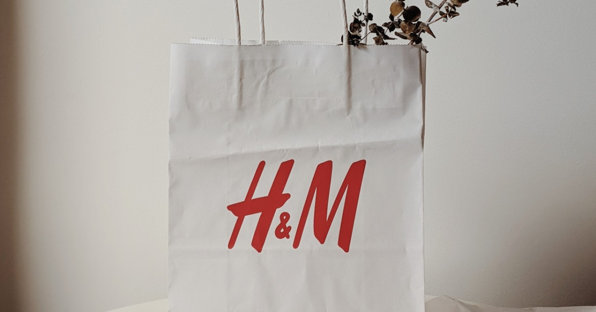 H&M lansează o tehnologie de reciclare prin care transformă hainele vechi în unele noi