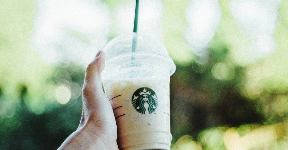 Pana in anul 2020 cafenelele Starbucks renunta la paiele din plastic