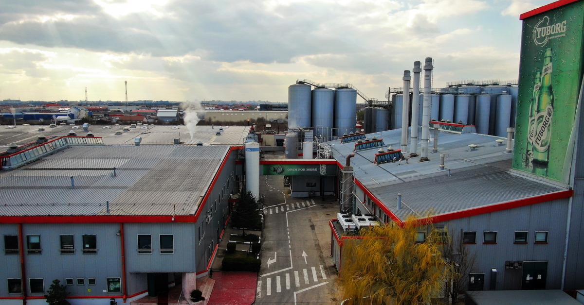 Tuborg România oferă locuri de muncă la fabrica de bere de lângă București și cazare familiilor refugiate din Ucraina