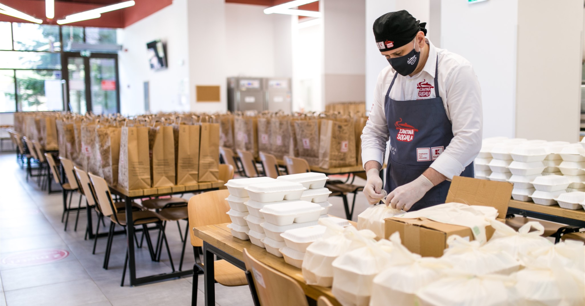 Kaufland și voluntarii au pregătit, de Paște, 1.000 de pachete cu mâncare pentru persoanele vulnerabile