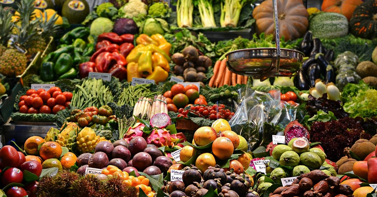 Prețurile alimentelor sunt la cel mai mare nivel din ultimul deceniu. Creșteri de preț la lapte, ulei, carne și cereale, în timp ce zahărul este în scădere