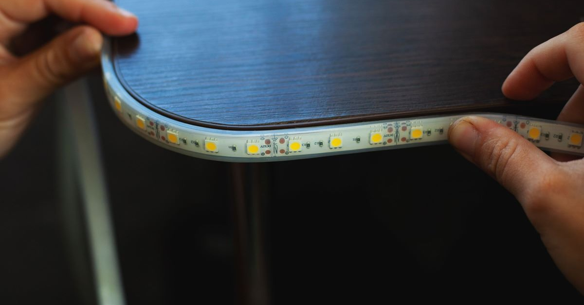 5 idei creative de integrare a benzii LED în mobilierul de exterior