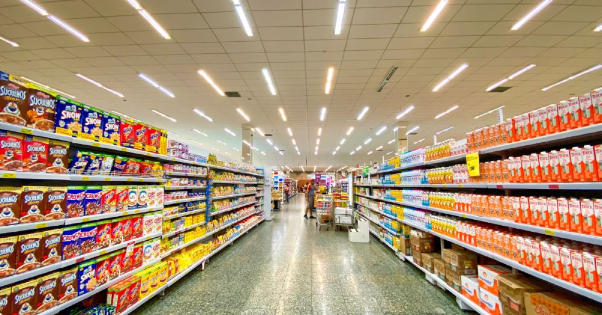 Europenii, singurii care mai cumpără snaksuri la prețuri piperate 
