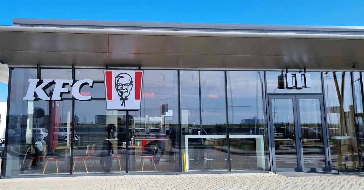 Premieră pe plan local: KFC dă startul unui parteneriat cu Rompetrol și deschide restaurante în benzinării
