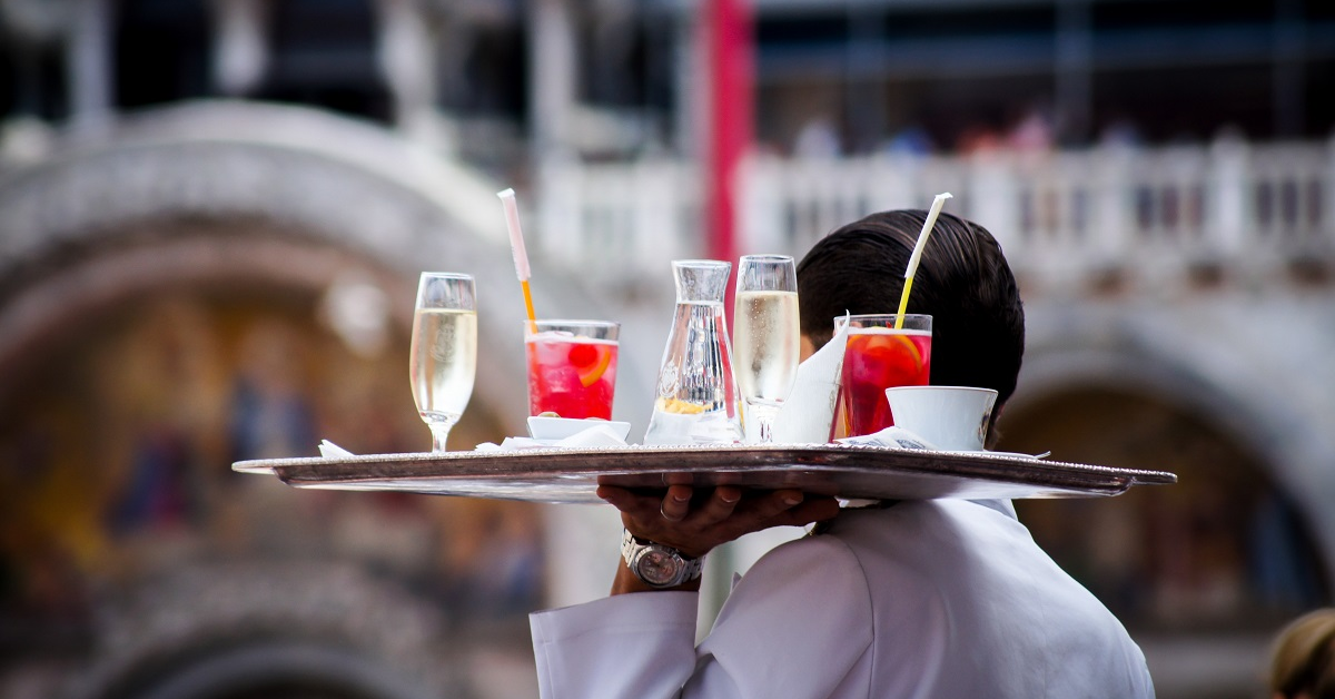 Analiză: Cifra de afaceri a hotelurilor, restaurantelor și cafenelelor a scăzut cu 35% în 2020