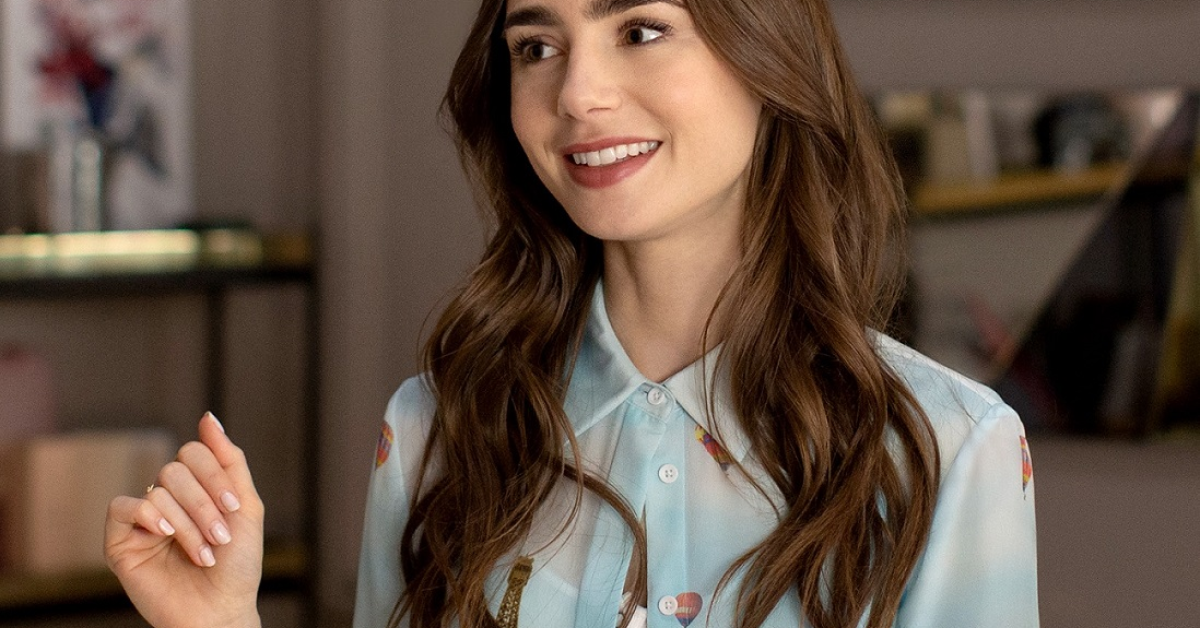 Cum influențează serialul „Emily in Paris” industria de fashion: ținutele purtate de personajul principal, tot mai căutate de femei