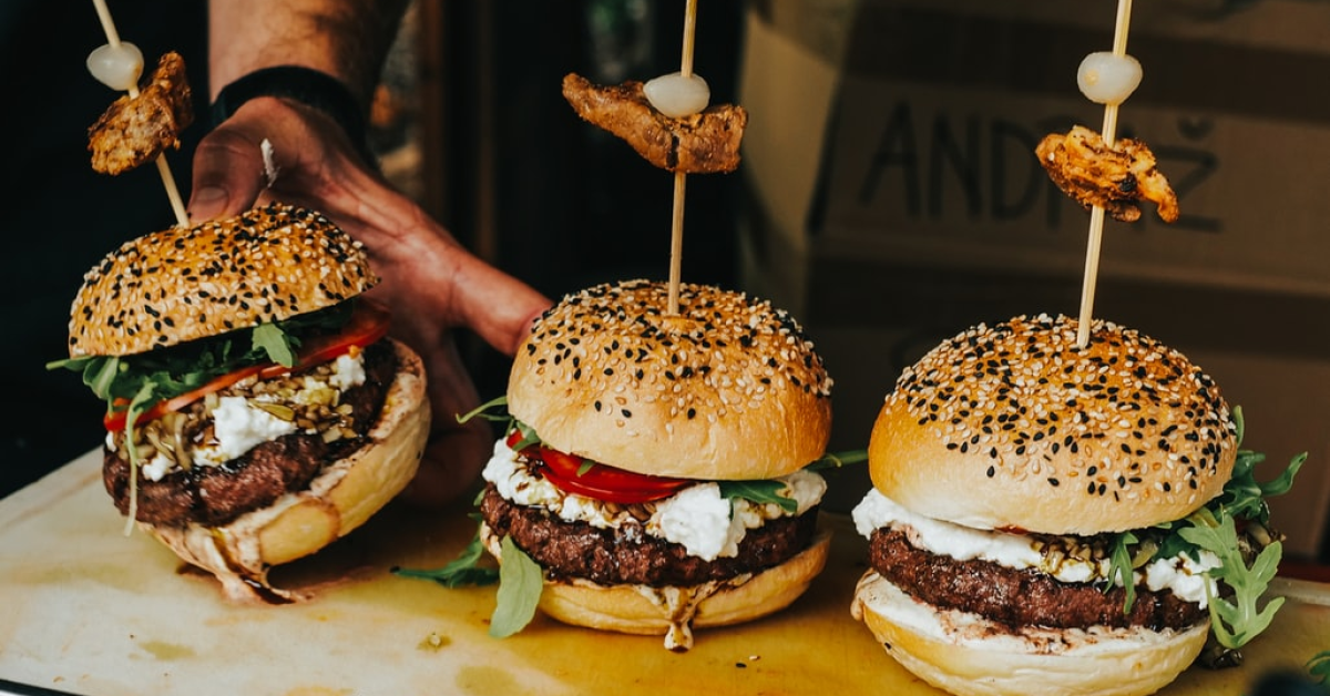 Preferințele și obiceiurile de consum ale românilor în anul 2021: burgerul, pizza, shaorma, cartofii prăjiți și sosul de usturoi, printre cele mai comandate produse