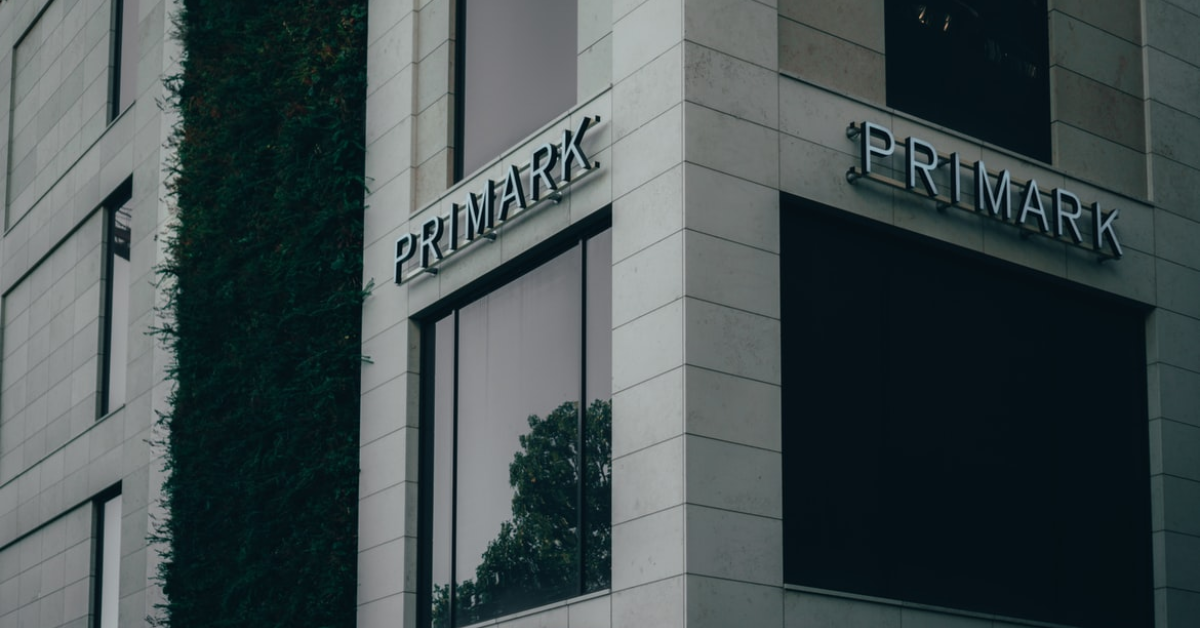 Compania care deține Primark, retailer care va intra pe piața din România, anunță scumpiri de prețuri și face 400 de concedieri