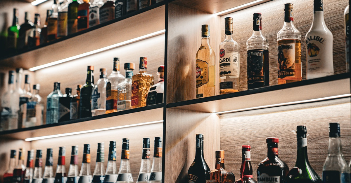 Spirits România: Majorarea accizei cu 15% a scăzut vânzările legale și a încurajat „contrabanda”. Ce se va întâmpla în 2026