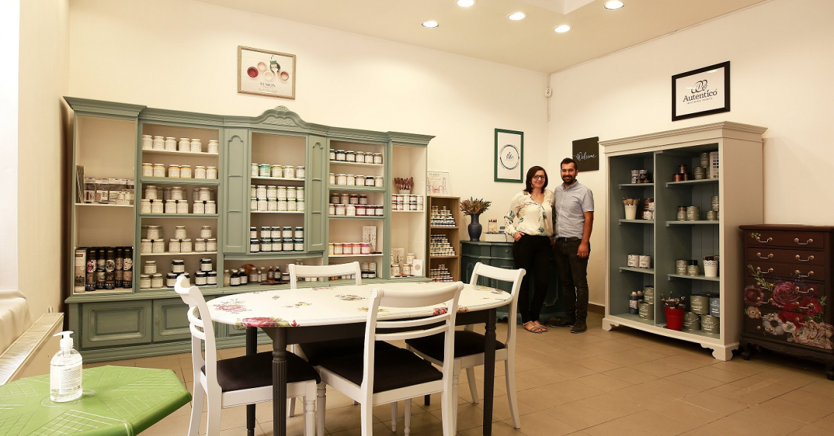 Milos Home Decor, brand specializat în vopseluri profesionale pentru mobilier deschide primul magazin fizic, în Arad