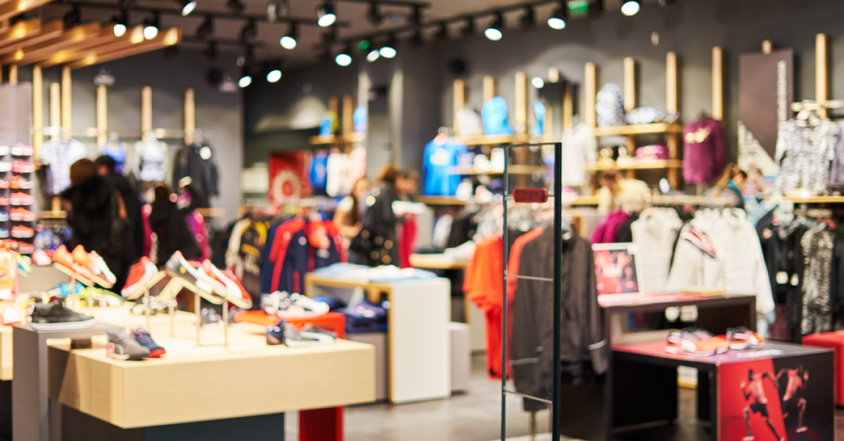Brandul de fashion Stefanel a deschis toate magazinele din malluri. Cum probează clienții hainele 