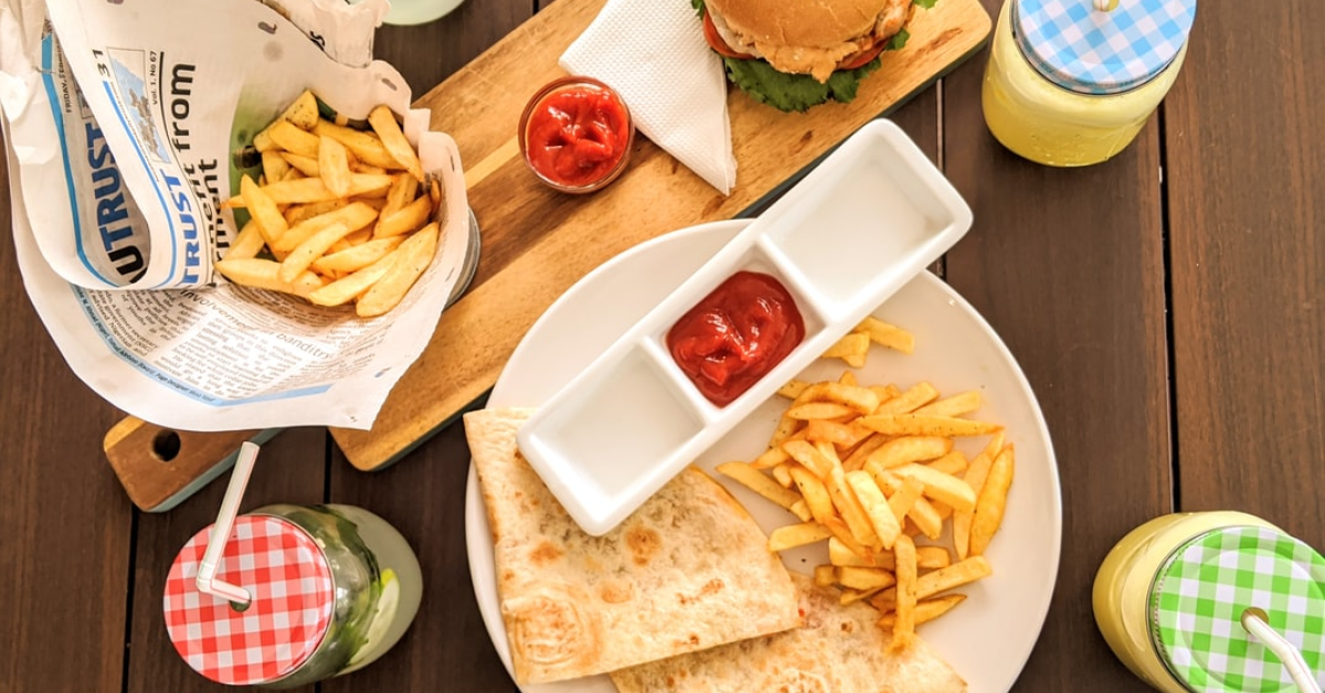 Burgeri, pizza și cartofi prăjiți, în top 3 cele mai comandate preparate de români în ultimul an
