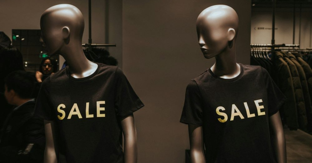 Retailerii de modă accelerează lichidarea stocurilor după sărbători. Ce reduceri sunt anunțate de la ora 21:00