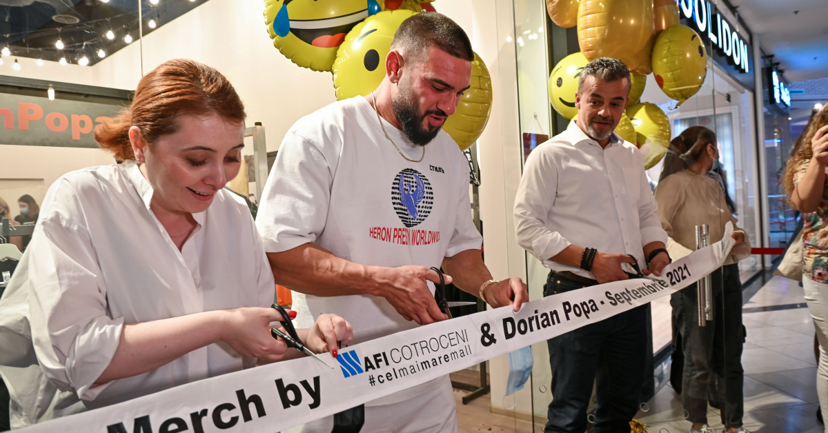 Dorian Popa își vinde colecția Hâtz în magazinul Famous Merch din Afi Cotroceni